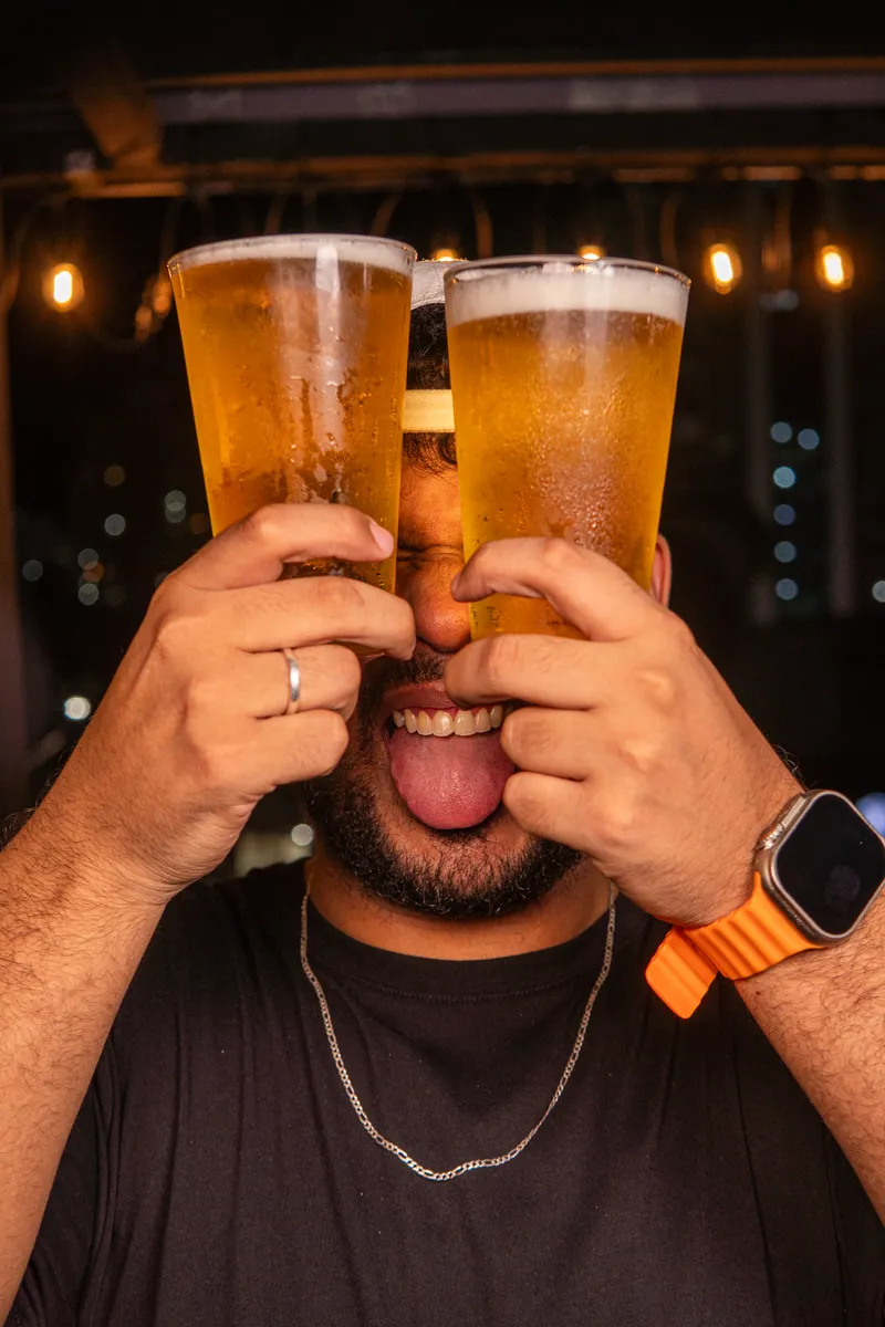 Cerveza helada servida en Chillin Panamá