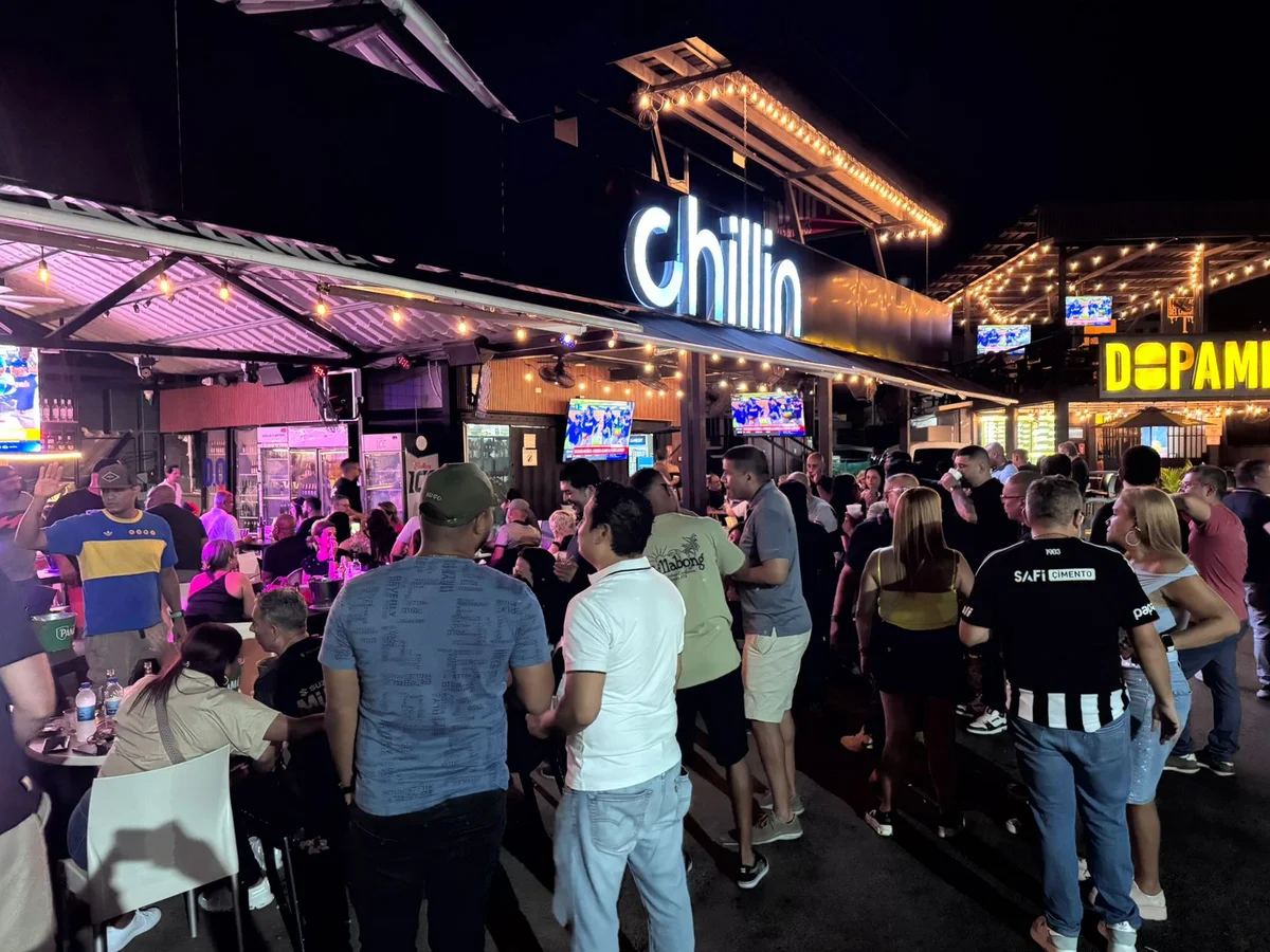 Fachada de Chillin Panamá llena de clientes