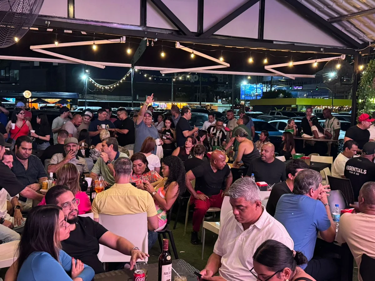 Clientes disfrutando ambiente en Chillin Panamá