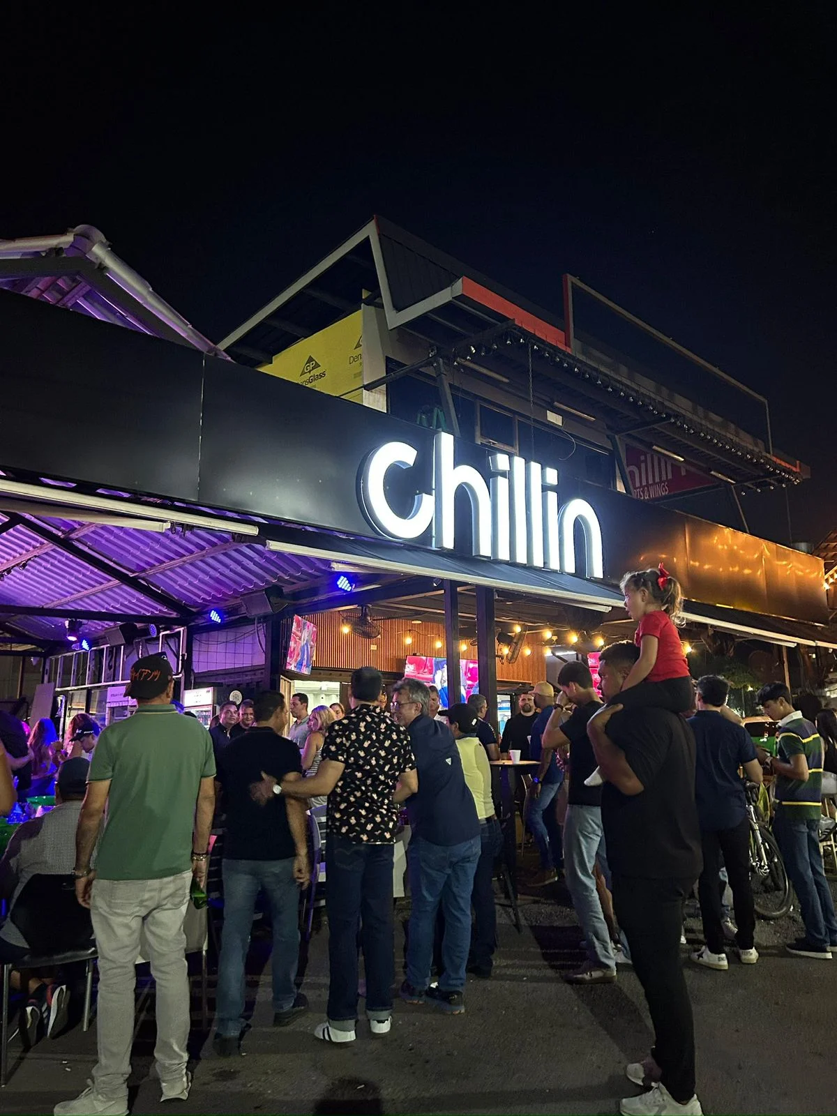 Ambiente nocturno en Chillin con pantallas deportivas