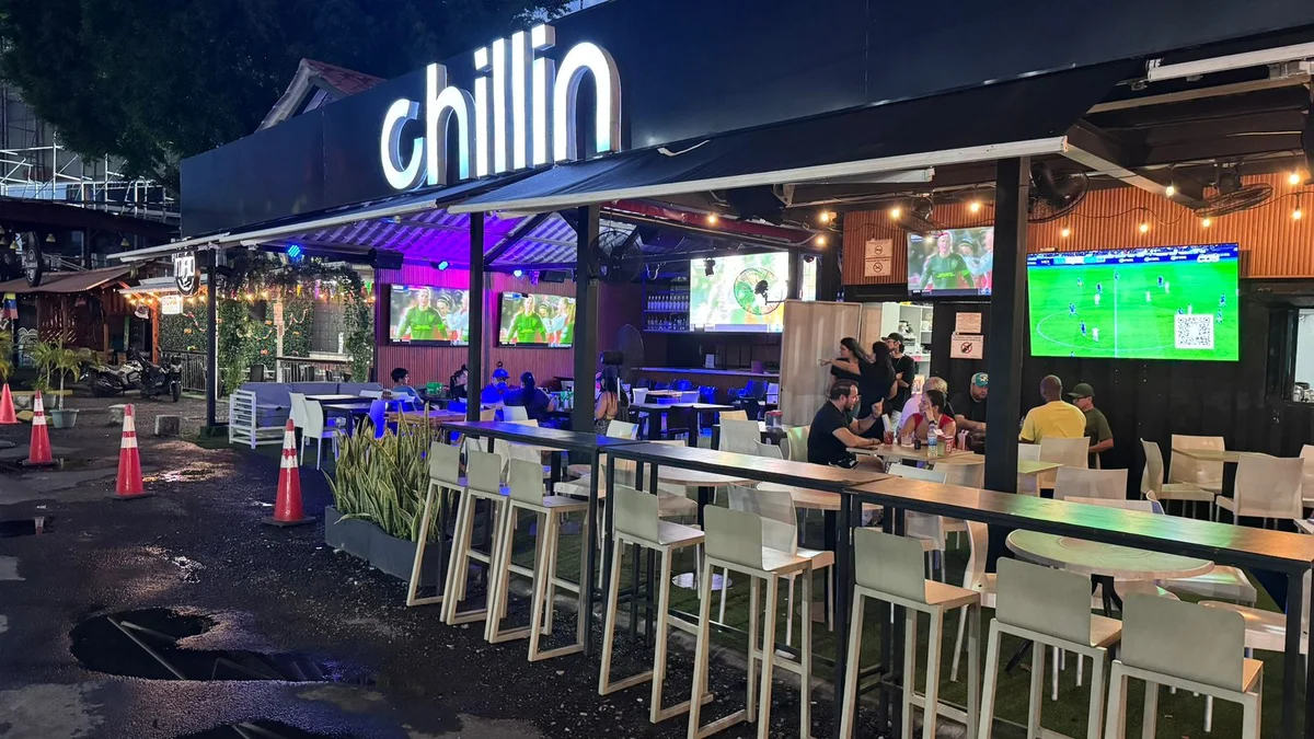 Fachada Chillin Calle 50 con clientes