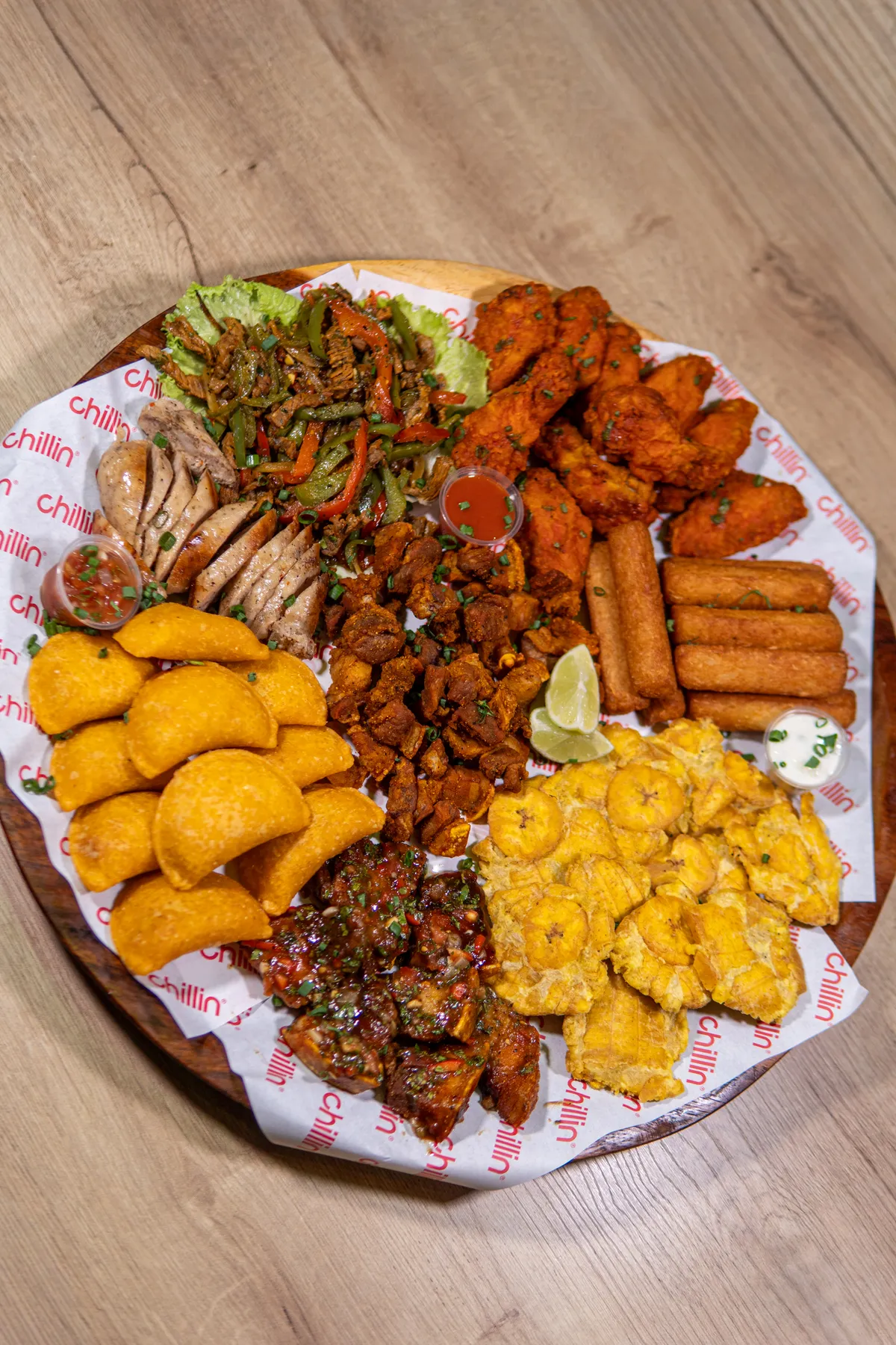 Bandeja mixta con alitas y snacks Chillin Panamá